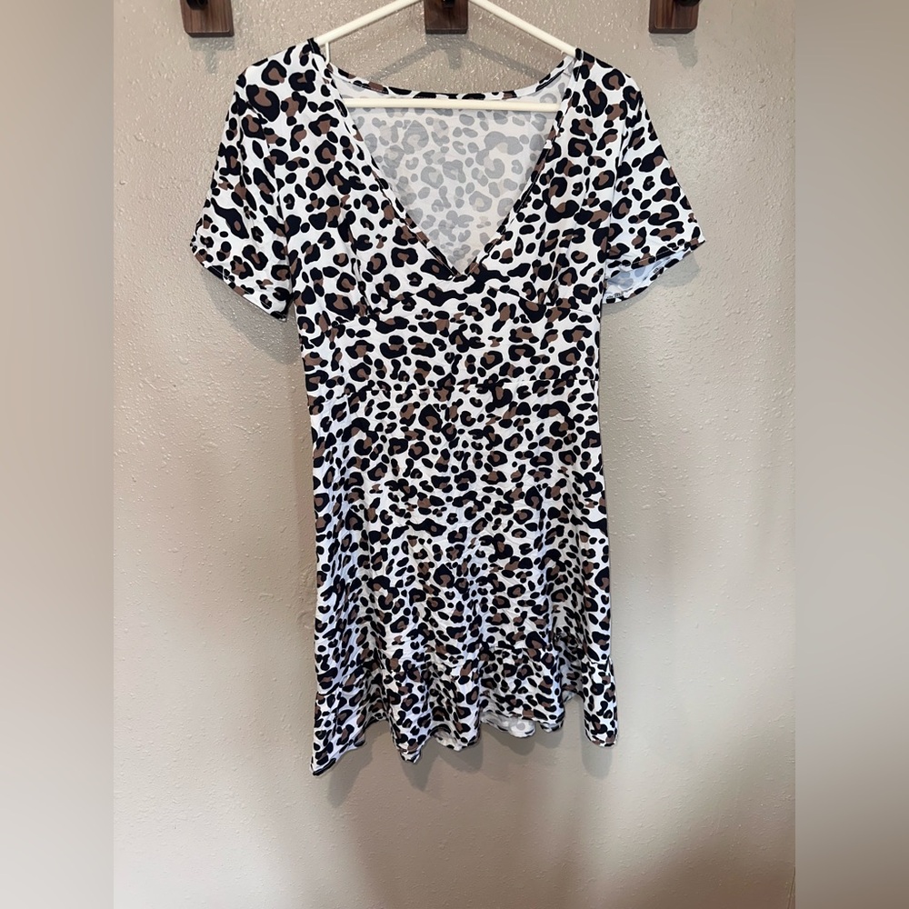 Women's Leopard Print V-Neck Top - White/Brown